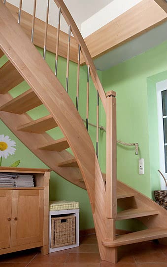 Treppe mit Geländer aus Holz und Edelstahl 1