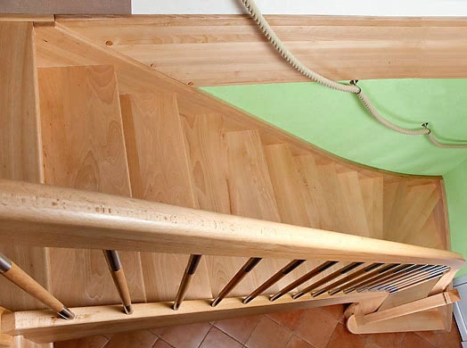 Treppe mit Geländer aus Holz und Edelstahl 2