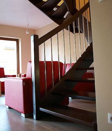 Treppe mit Geländer aus Edelstahl 3