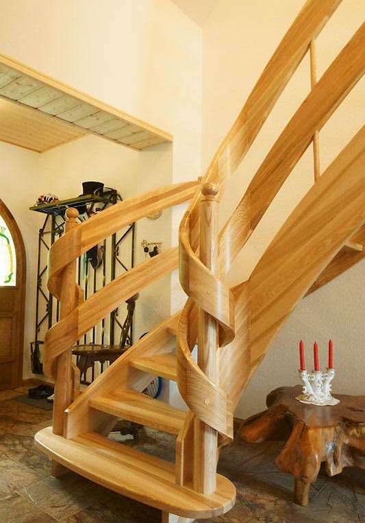 Treppe mit geschwungenen Bändern 1