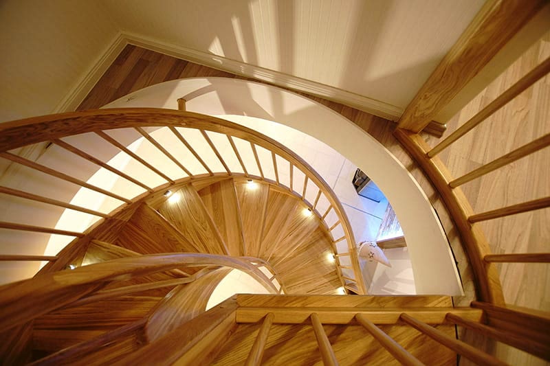 Treppe mit geschwungenen Wangen 3