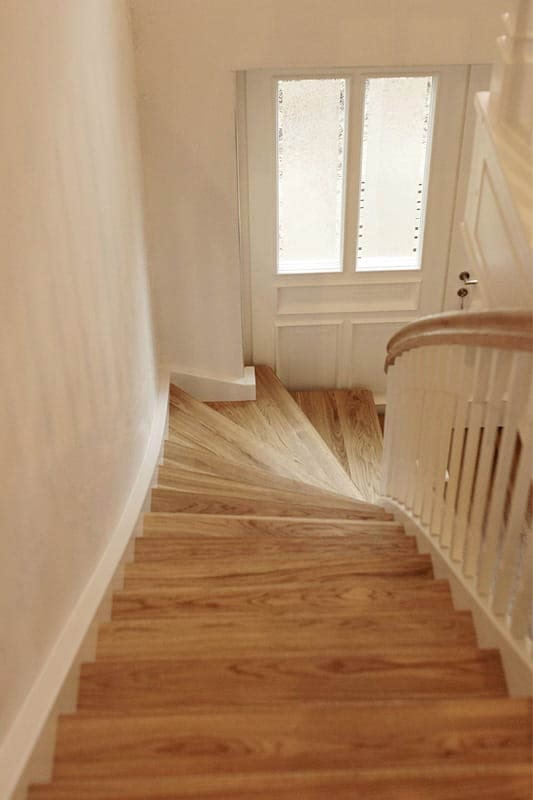 Treppe mit weißem Geländer 6