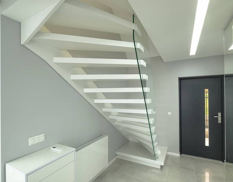 Holztreppe mit Glasgeländer 1